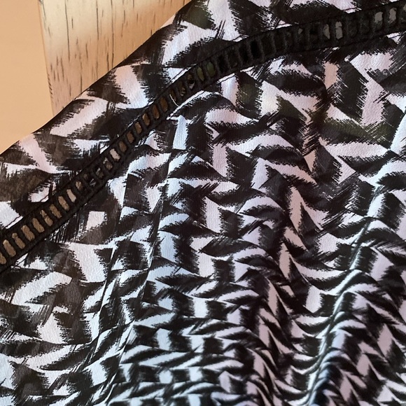 Light and flowy cinch waist top - Picture 3 of 6